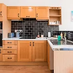 4 Bed, 2 Bath House, Long Term Stay Savings, Contractors, Big Groups, Free Parking!