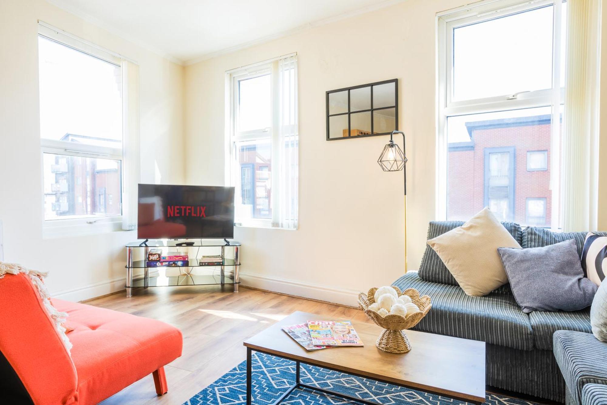 4 Bed, 2 Bath House, Long Term Savings, Contractors, Big Groups, Free Parking! Holiday home Liverpool