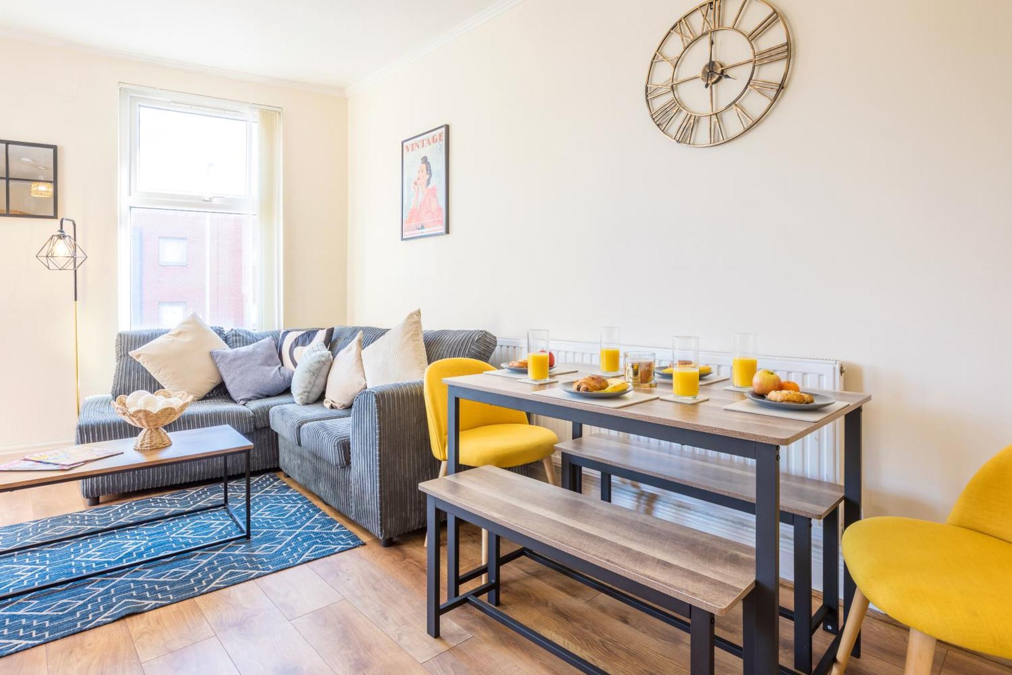 Holiday home 4 Bed, 2 Bath House, Long Term Savings, Contractors, Big Groups, Free Parking! *