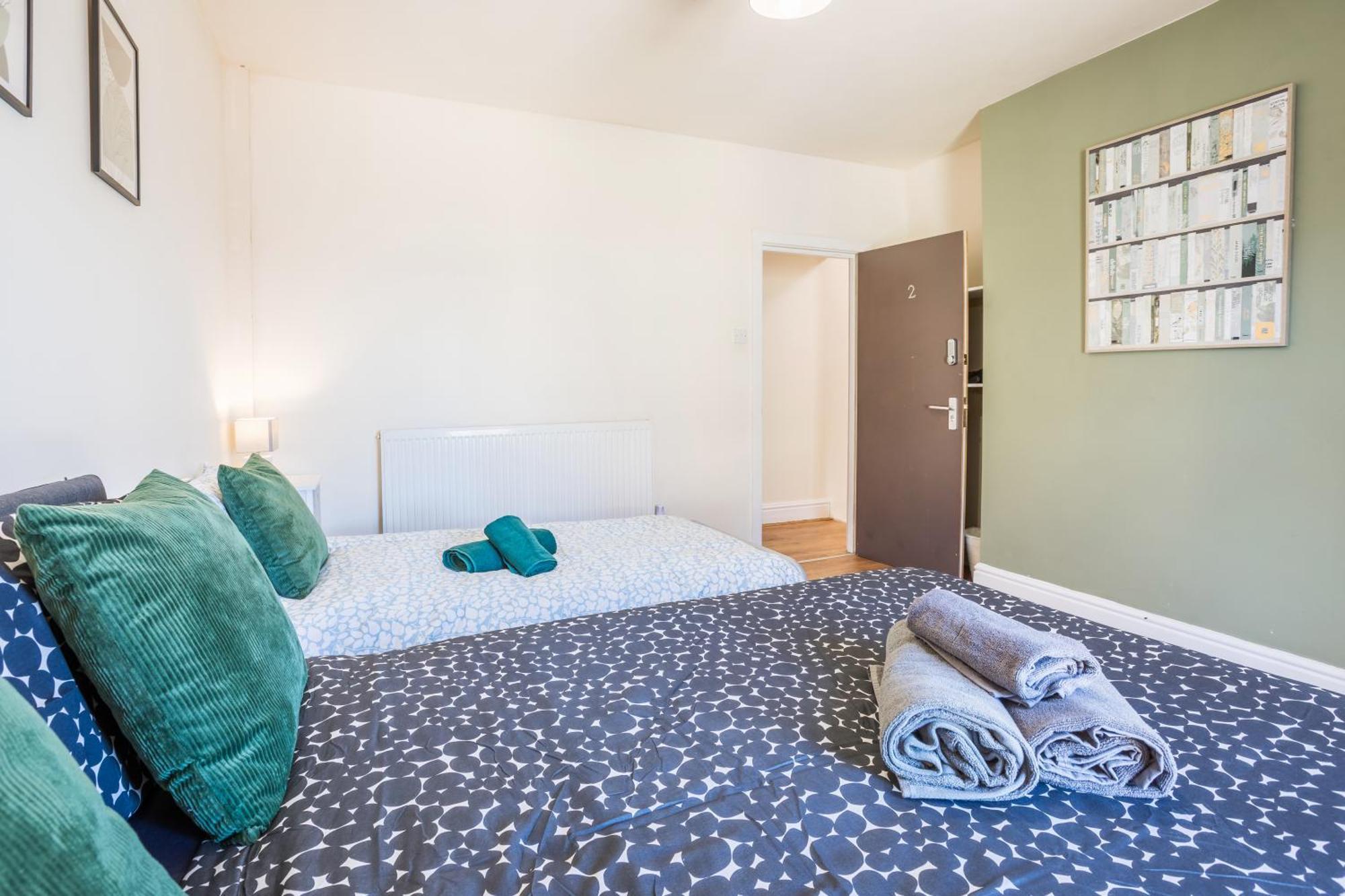 4 Bed, 2 Bath House, Long Term Savings, Contractors, Big Groups, Free Parking!