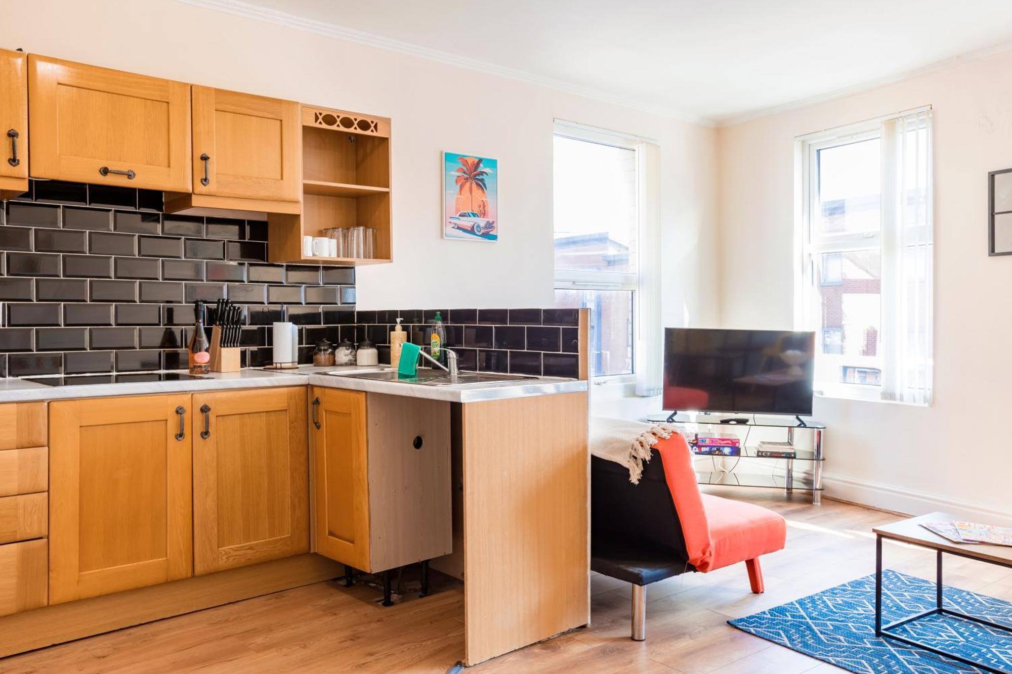 Holiday home 4 Bed, 2 Bath House, Long Term Savings, Contractors, Big Groups, Free Parking!