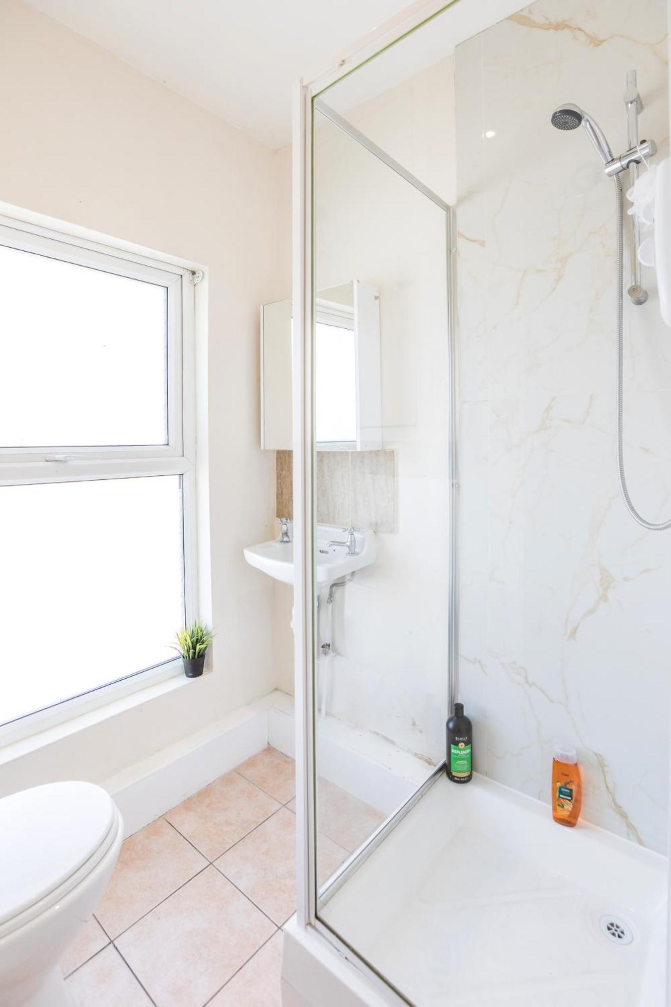 4 Bed, 2 Bath House, Long Term Savings, Contractors, Big Groups, Free Parking! * Liverpool