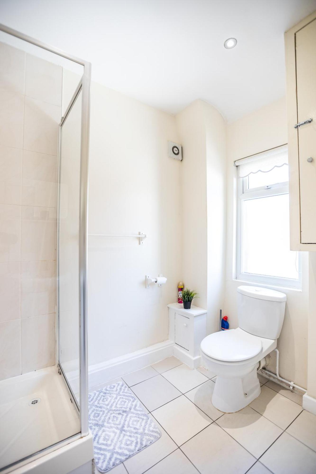 4 Bed, 2 Bath House, Long Term Savings, Contractors, Big Groups, Free Parking! Holiday home Liverpool