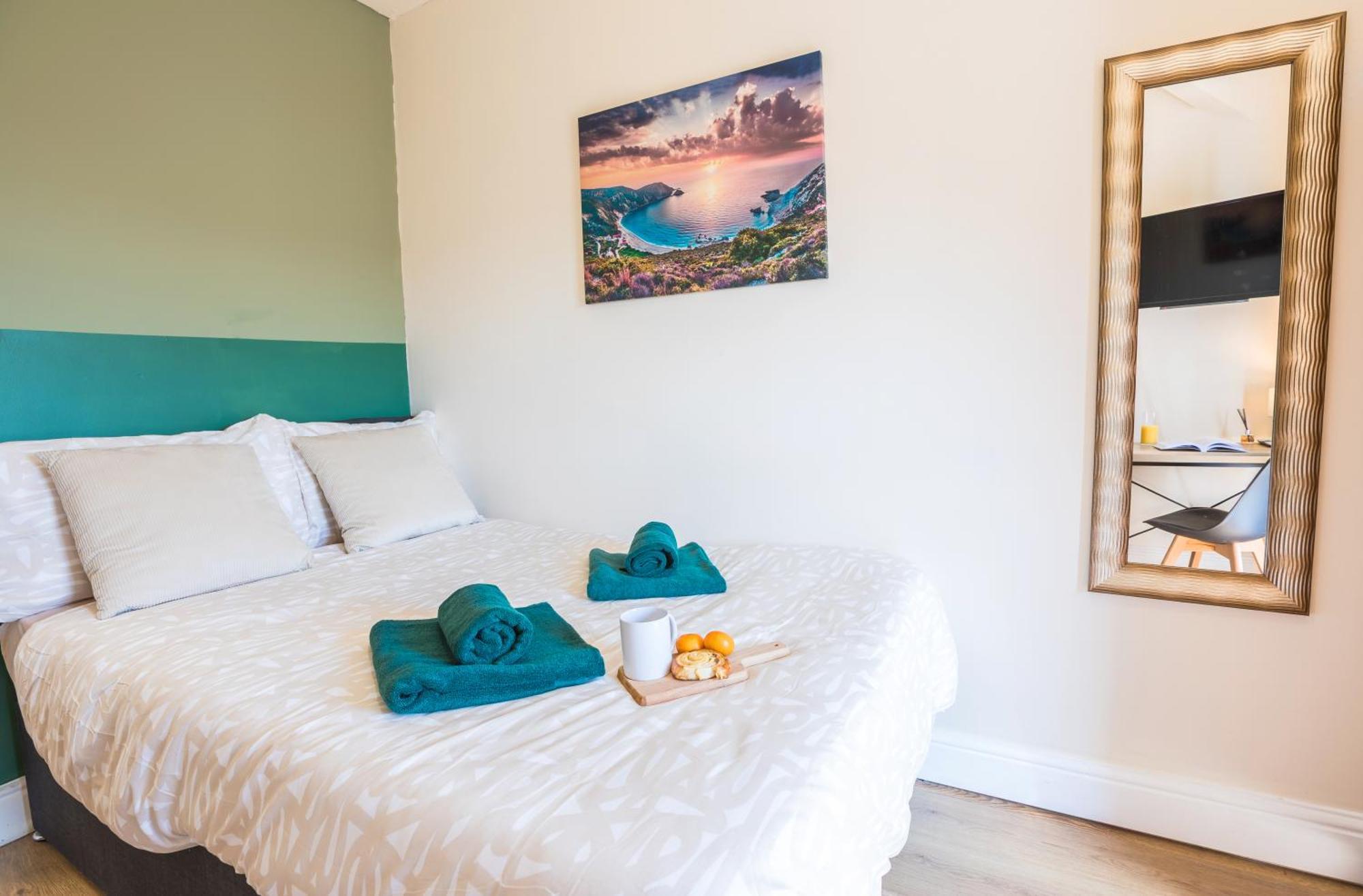 4 Bed, 2 Bath House, Long Term Savings, Contractors, Big Groups, Free Parking! Liverpool