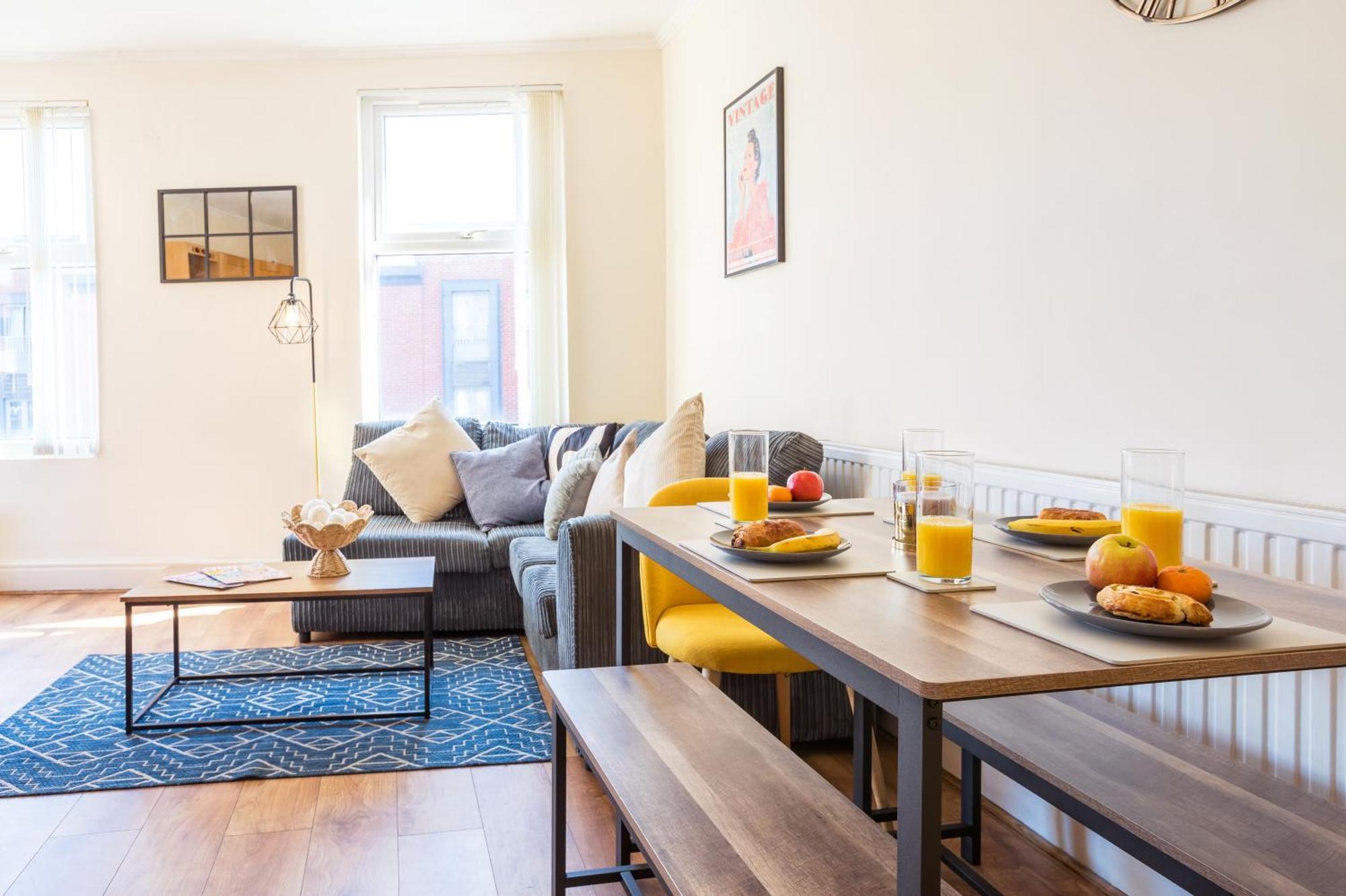 4 Bed, 2 Bath House, Long Term Savings, Contractors, Big Groups, Free Parking! Holiday home Liverpool