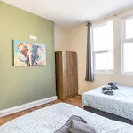 4 Bed, 2 Bath House, Long Term Stay Savings, Contractors, Big Groups, Free Parking!