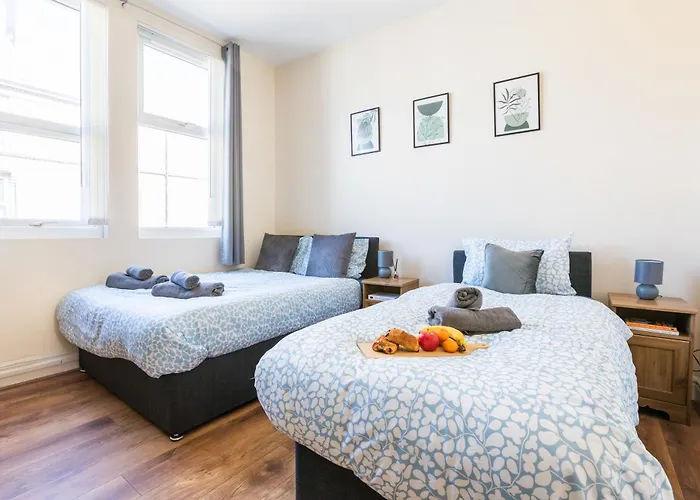 4 Bed, 2 Bath House, Long Term Stay Savings, Contractors, Big Groups, Free Parking!