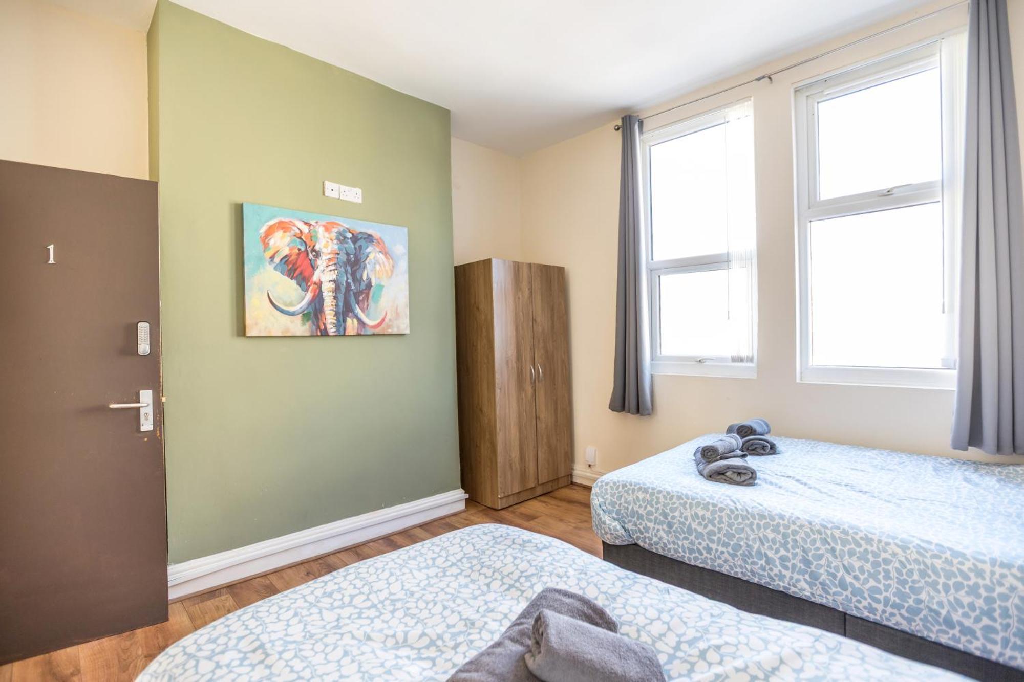 4 Bed, 2 Bath House, Long Term Savings, Contractors, Big Groups, Free Parking! Holiday home