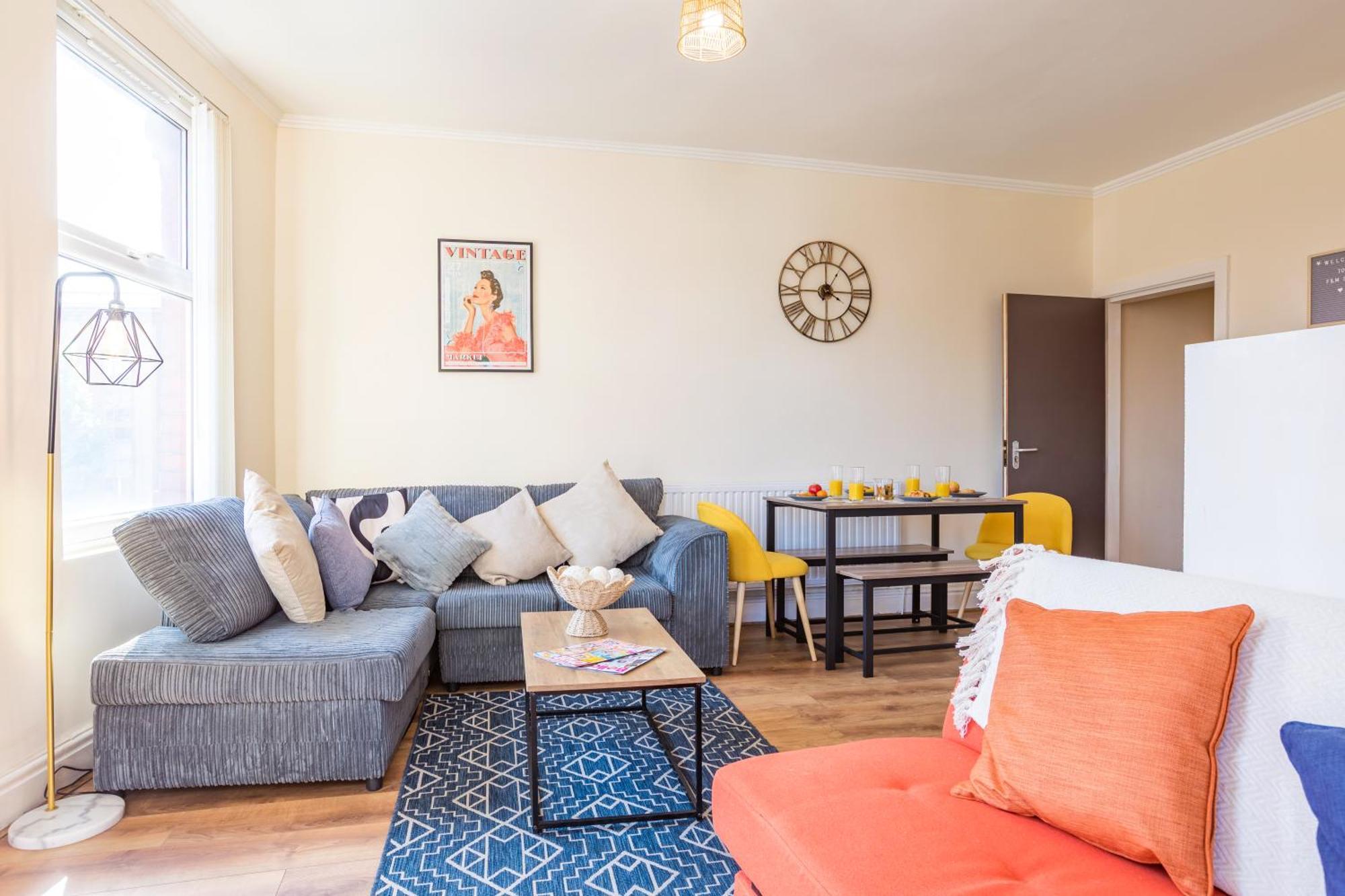 4 Bed, 2 Bath House, Long Term Savings, Contractors, Big Groups, Free Parking!