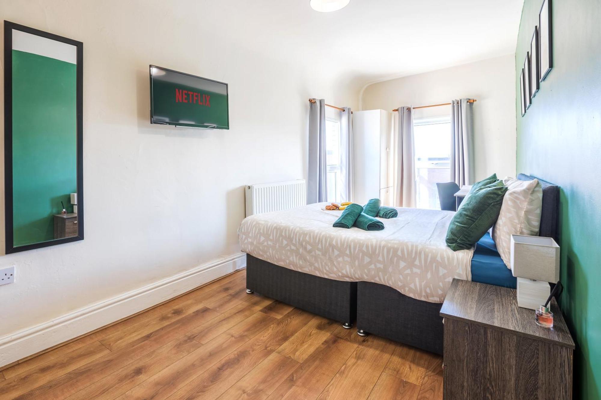 4 Bed, 2 Bath House, Long Term Savings, Contractors, Big Groups, Free Parking! Liverpool