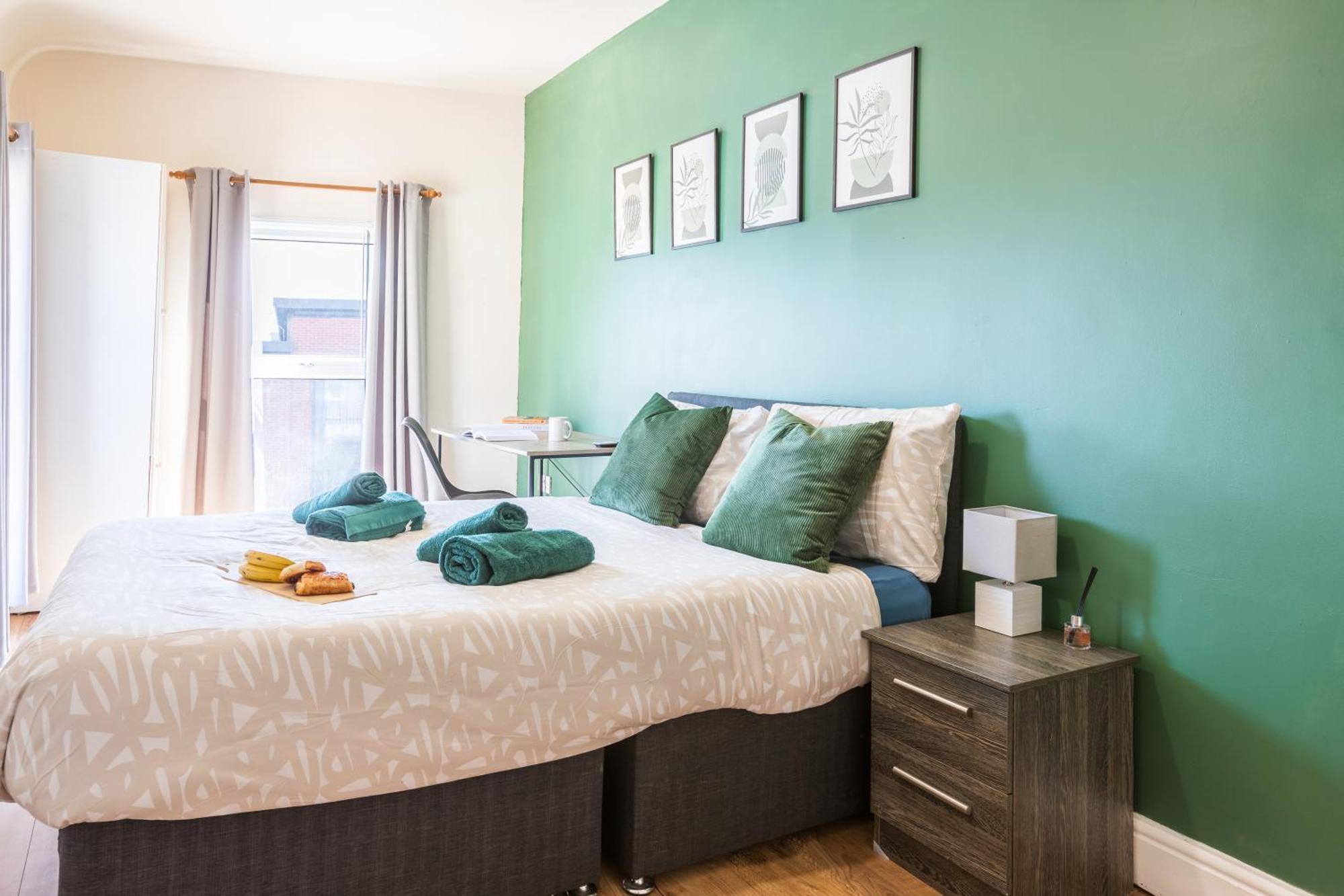 4 Bed, 2 Bath House, Long Term Savings, Contractors, Big Groups, Free Parking!