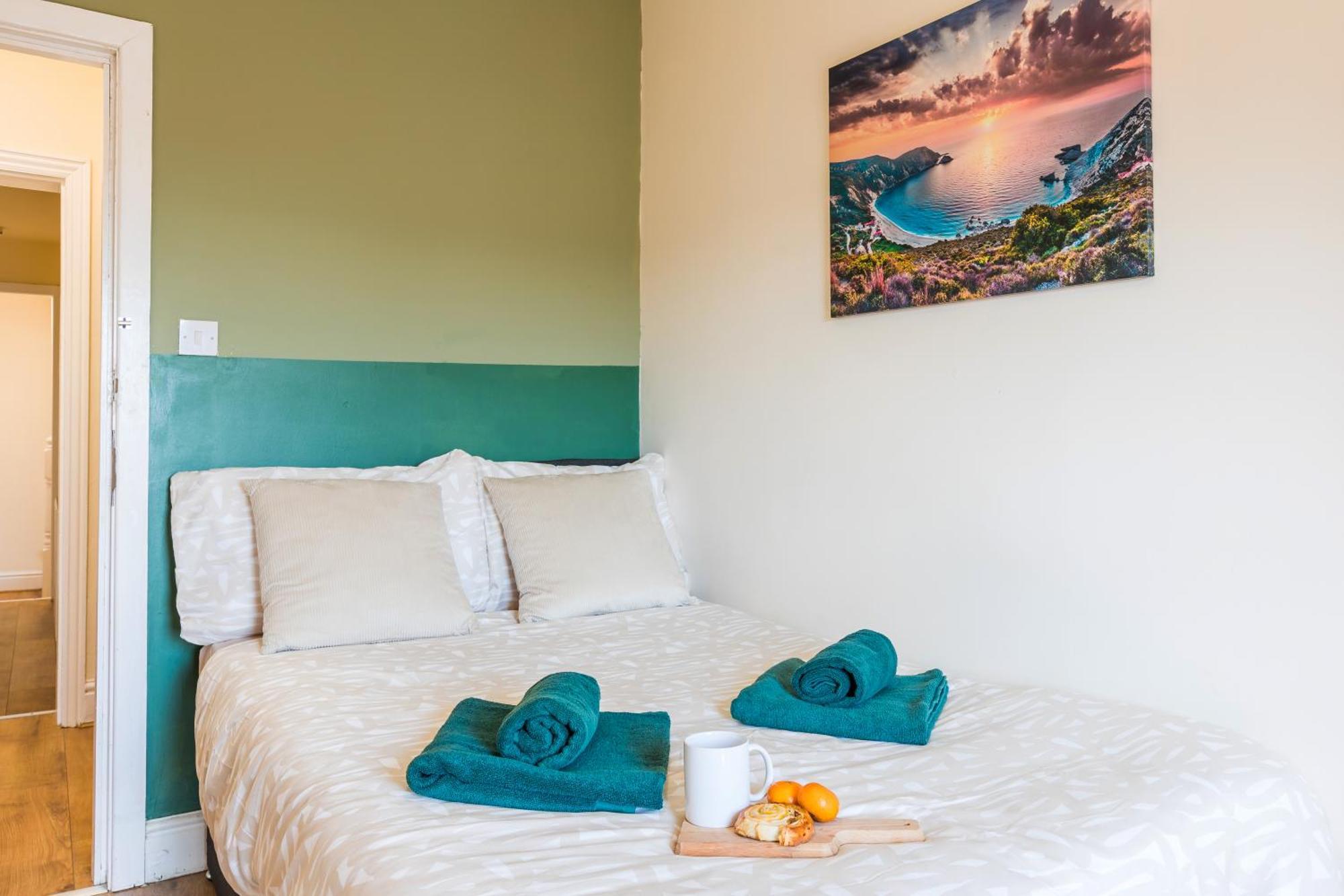 4 Bed, 2 Bath House, Long Term Savings, Contractors, Big Groups, Free Parking!
