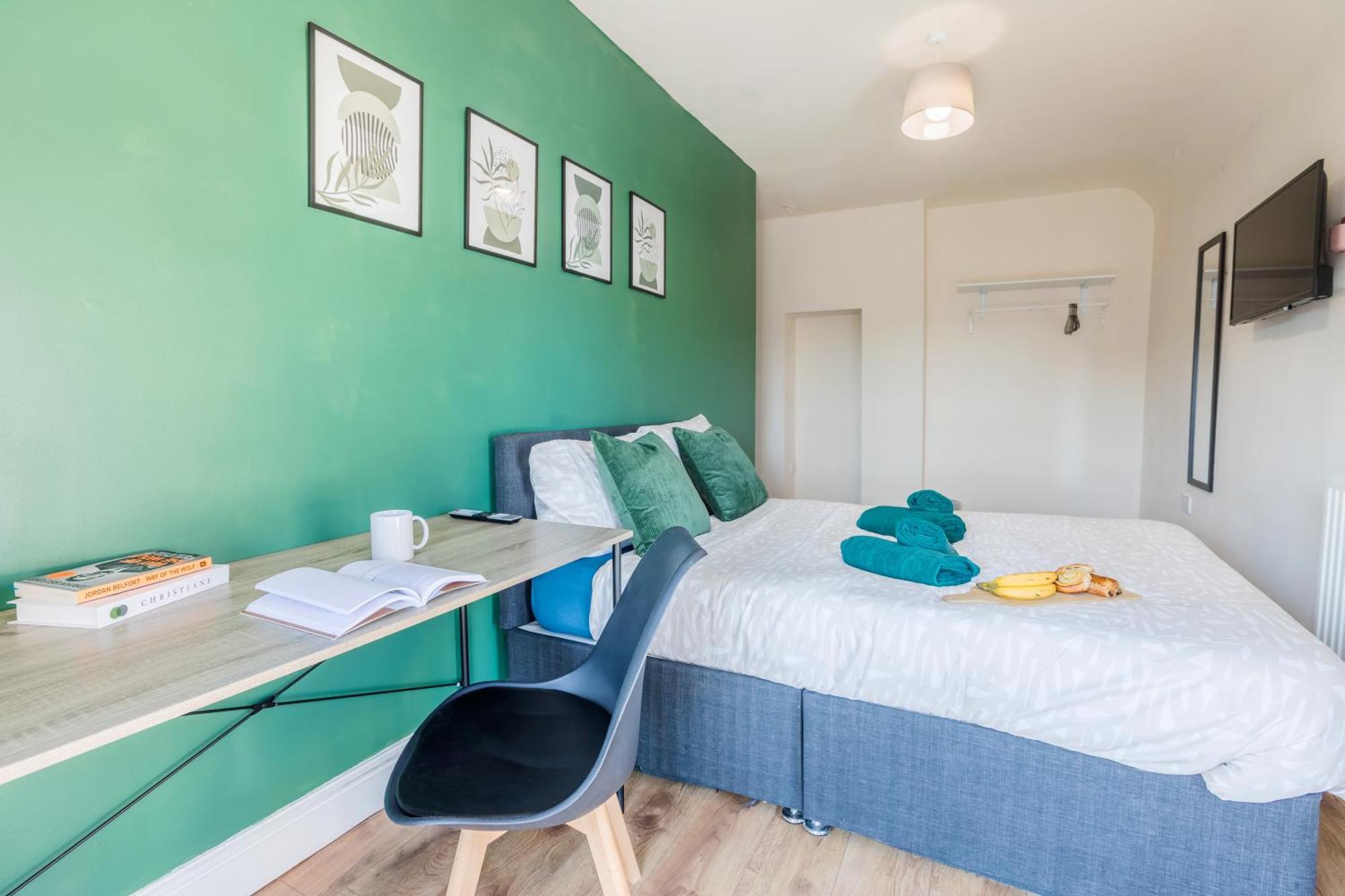 4 Bed, 2 Bath House, Long Term Savings, Contractors, Big Groups, Free Parking! Holiday home *