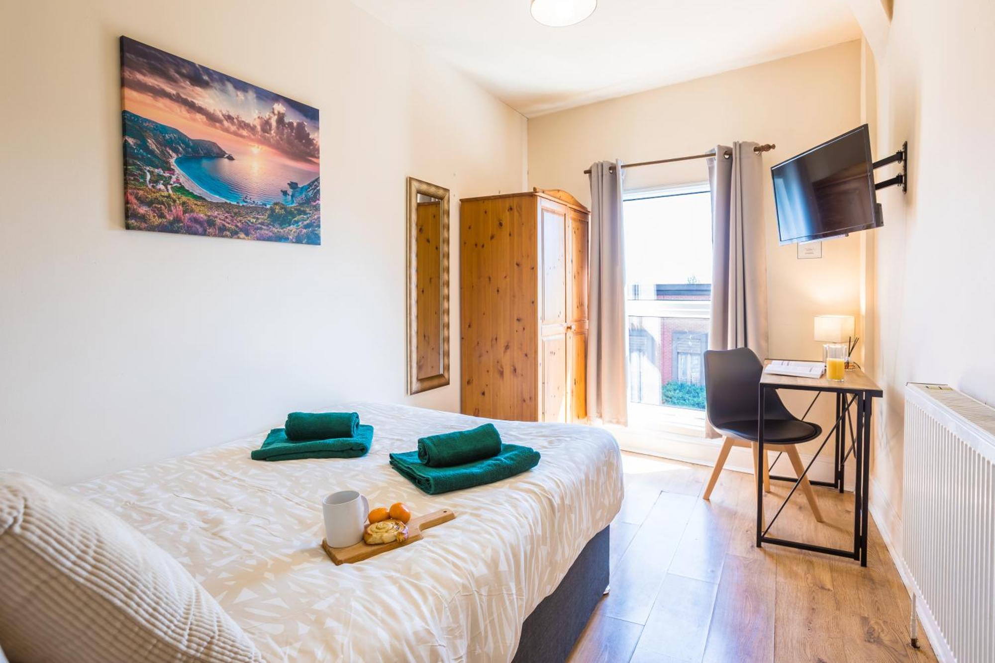 Holiday home 4 Bed, 2 Bath House, Long Term Savings, Contractors, Big Groups, Free Parking! *